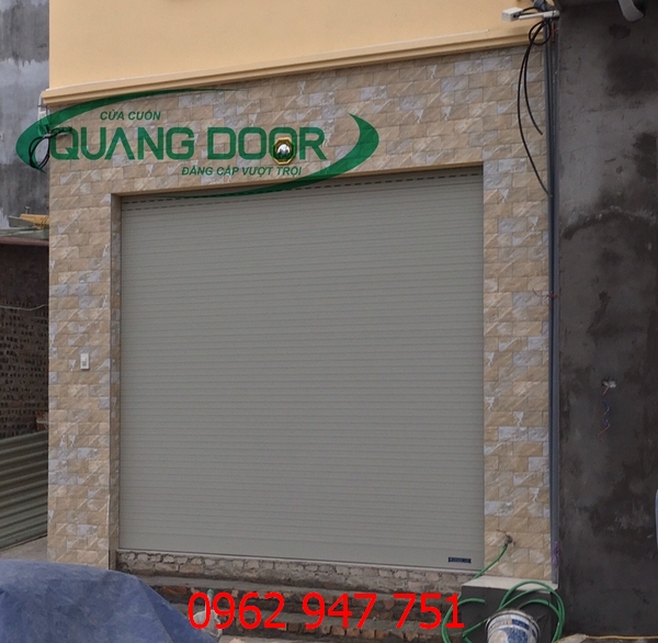Biệt thự sang trọng sau khi lắp đặt cửa cuốn