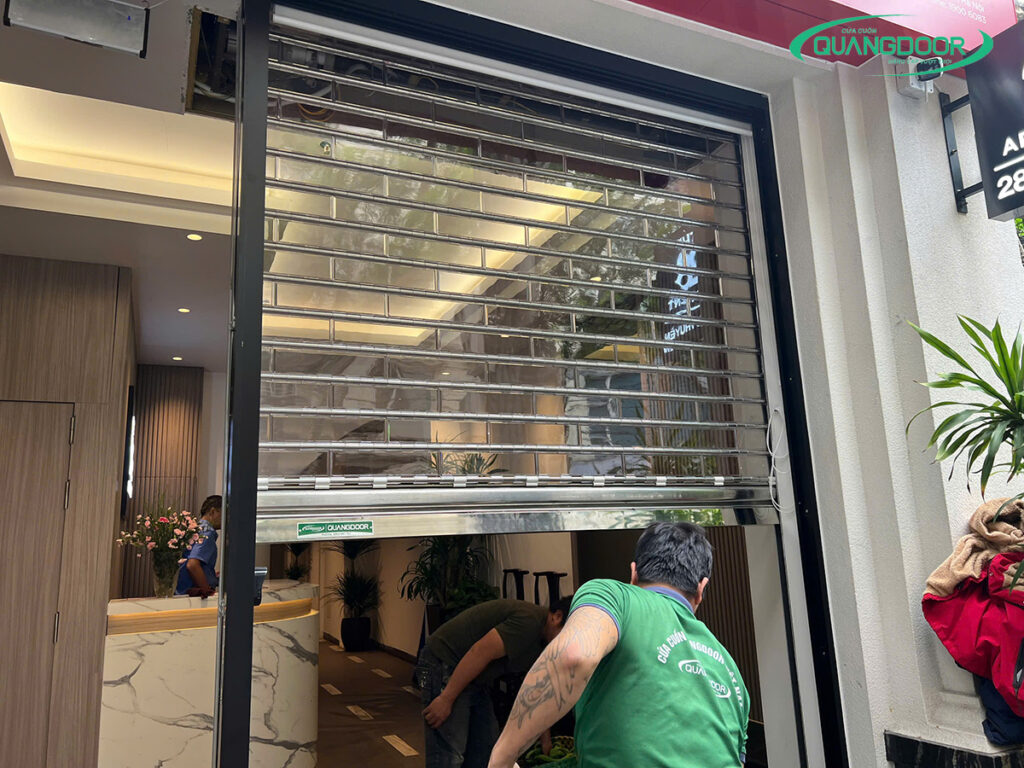 Lắp Đặt Cửa Cuốn Nhựa Trong Suốt Khung Inox